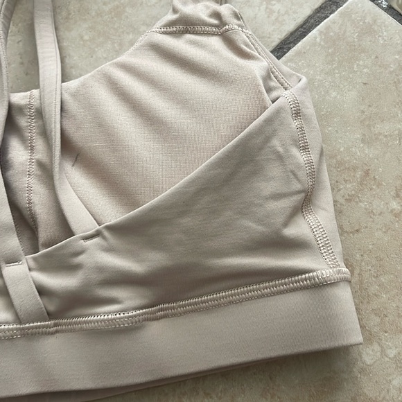 - Lululemon energy bra size 8 - Picture 4 of 5